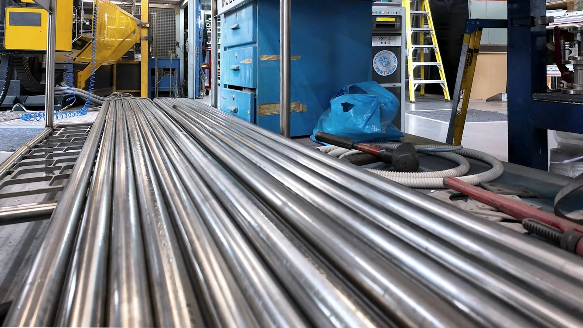 Barre di acciaio inox in lavorazione nello stabilimento Fontealta di Viareggio.
