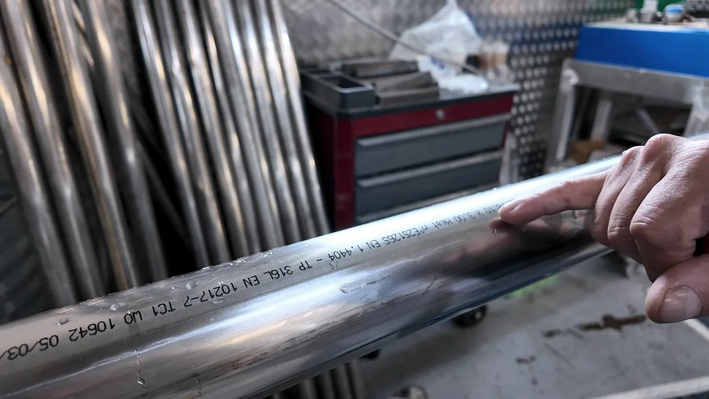 Barre di acciaio inox AISI 316 da sei metri, marcate a laser all’origine.