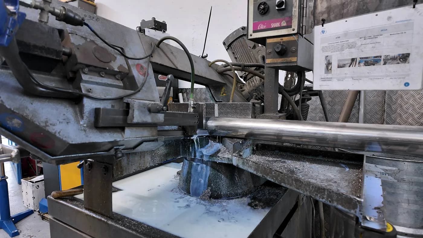 Sezionamento di una barra di acciaio inox a metà lunghezza.