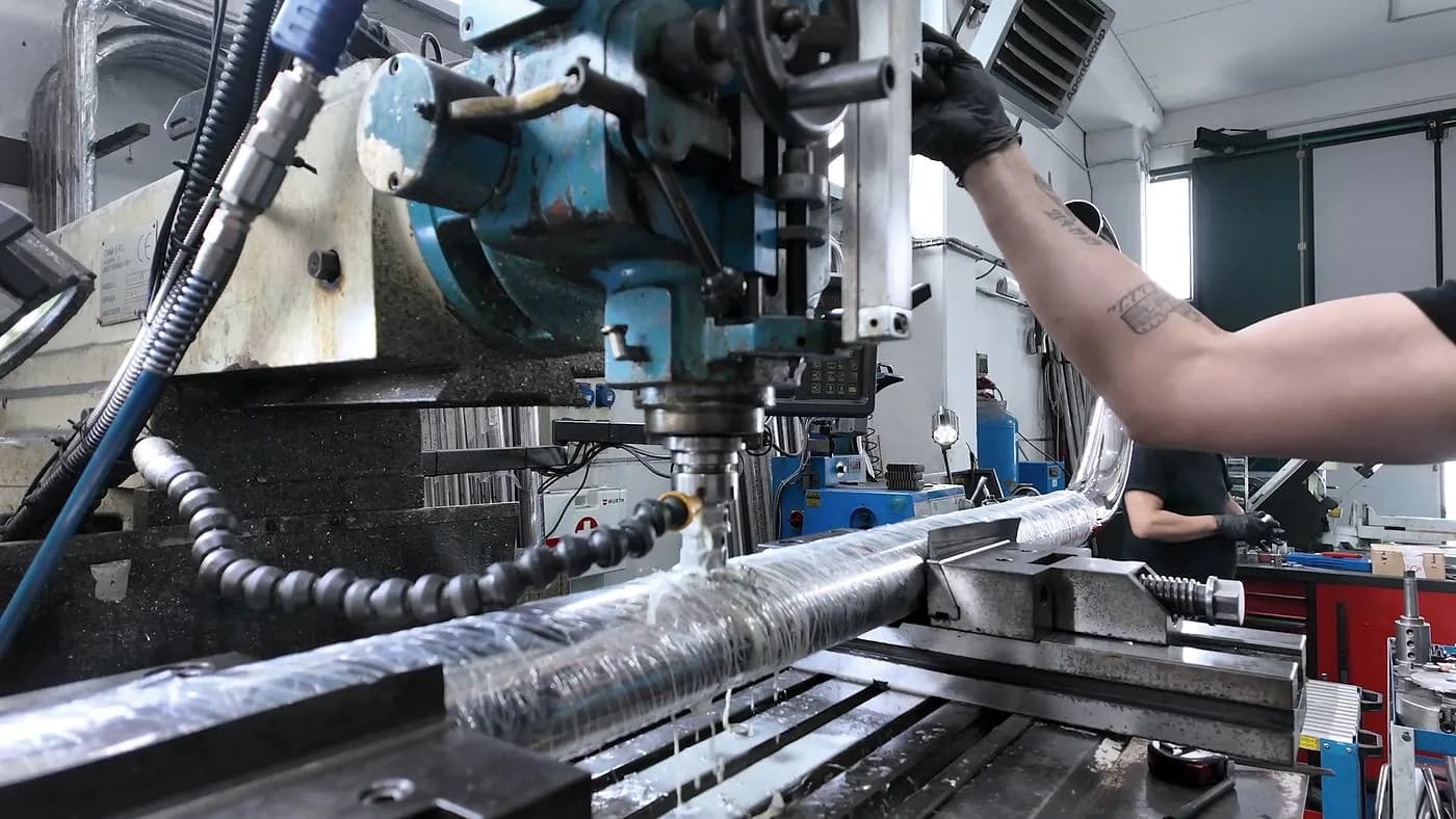 Componenti in acciaio inox fresati dal pieno su centro di lavoro a controllo numerico.