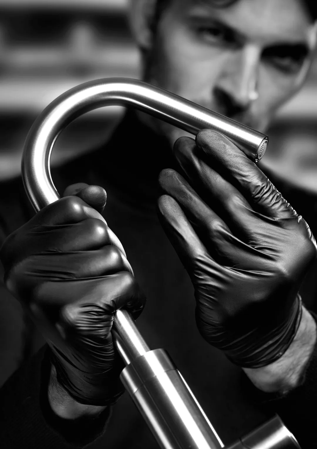 Artigiano Fontealta al lavoro su un miscelatore in acciaio